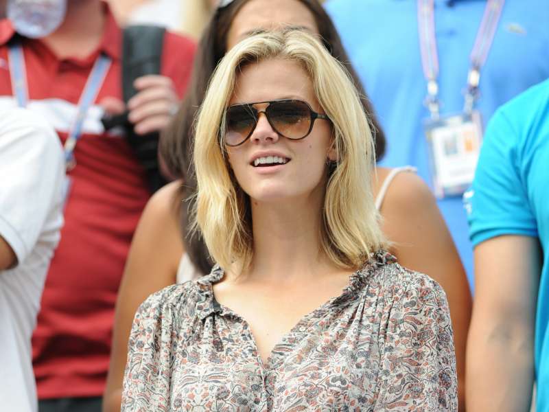 Brooklyn Decker Watching Tenis Wallpaper