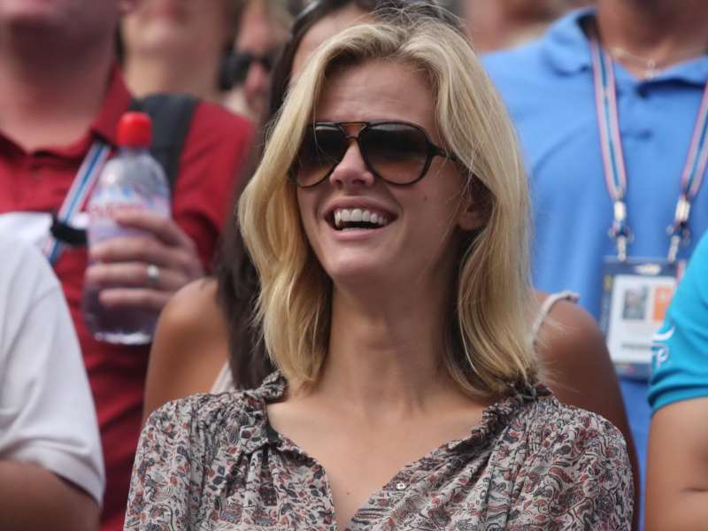 Brooklyn Decker Watching Tenis Wallpaper