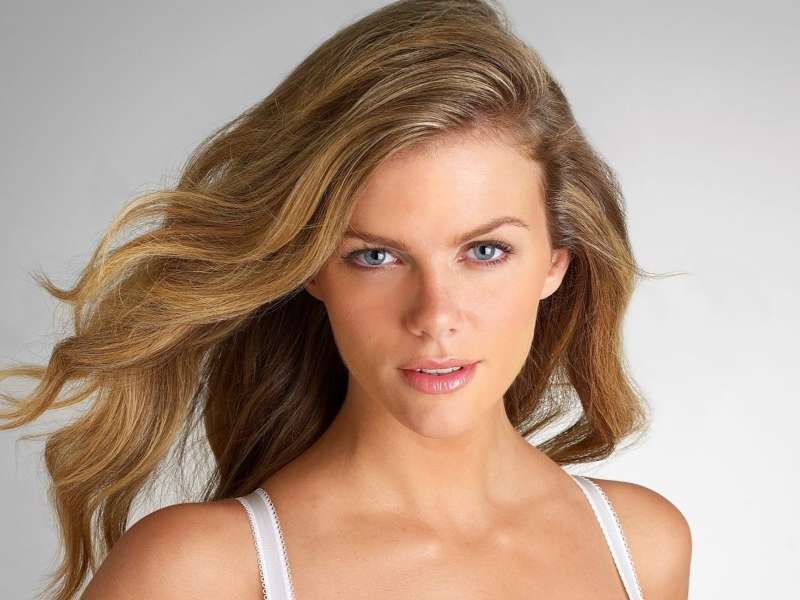 Brooklyn Decker Wallpaper