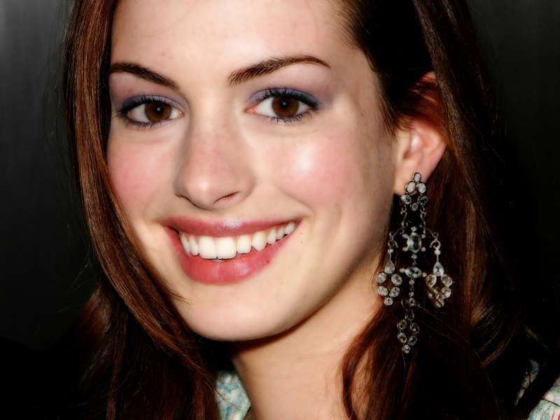 Anne Hathaway Wallpaper