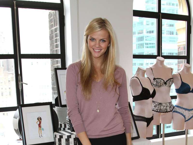 Brooklyn Decker Wallpaper