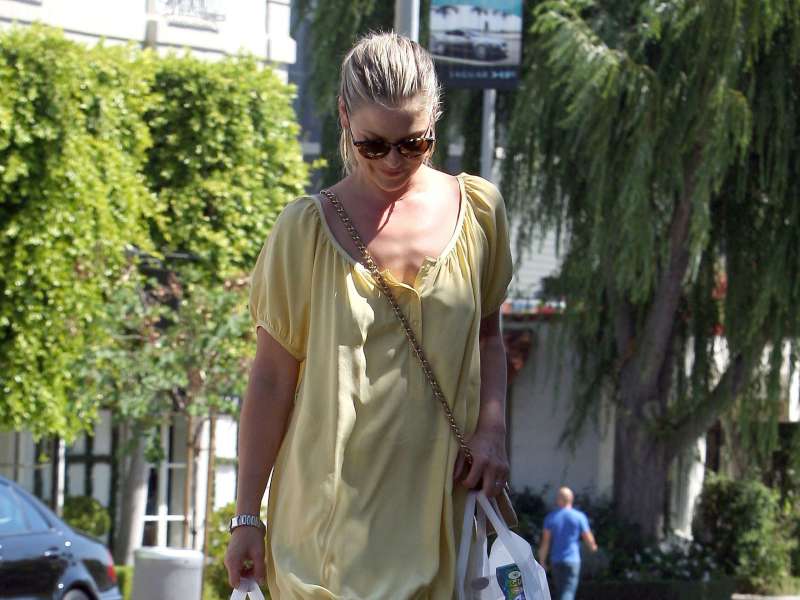 Ali Larter Shopping At Bel Bambino Wallpaper