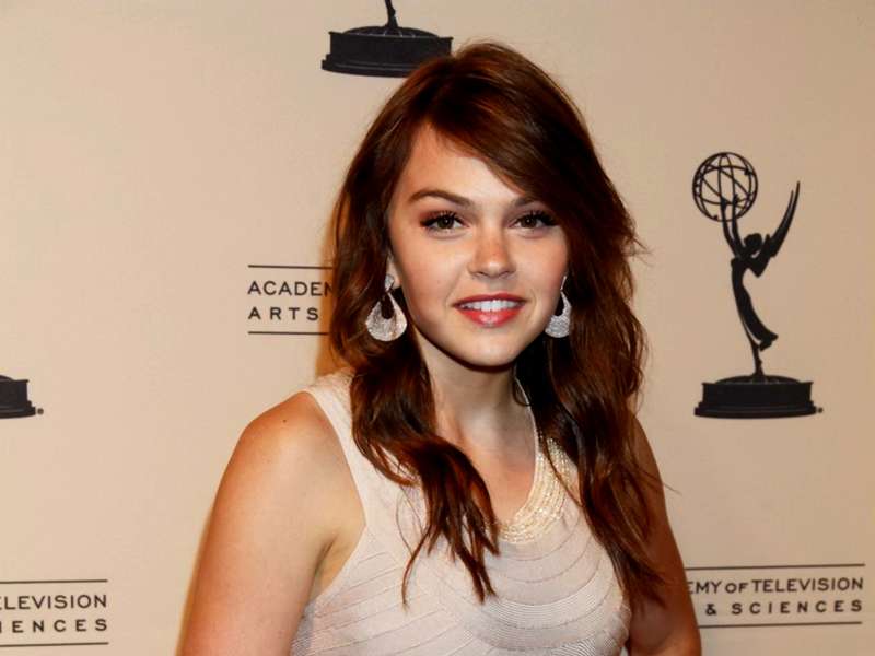 Aimee Teegarden In Theatre Wallpaper