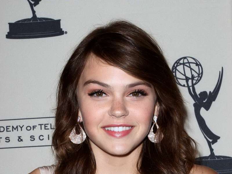 Aimee Teegarden In Theatre Wallpaper