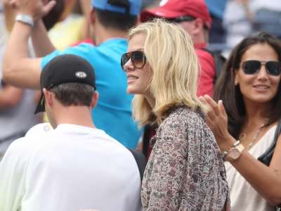 Brooklyn Decker Watching Tenis