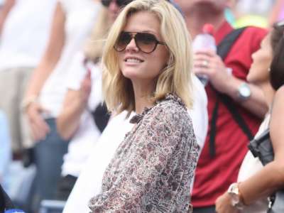 Brooklyn Decker Watching Tenis