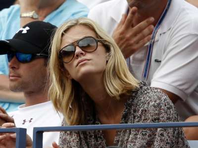 Brooklyn Decker Watching Tenis