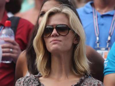 Brooklyn Decker Watching Tenis