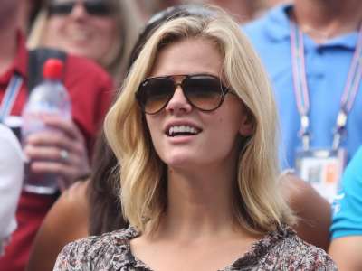 Brooklyn Decker Watching Tenis