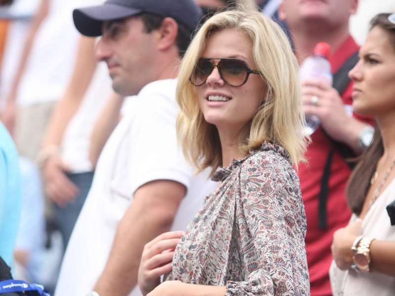 Brooklyn Decker Watching Tenis Wallpaper