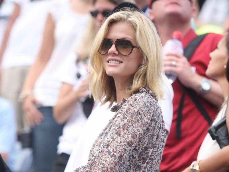 Brooklyn Decker Watching Tenis Wallpaper