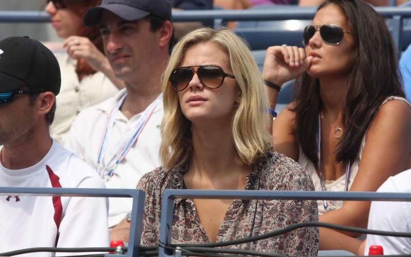 Brooklyn Decker Watching Tenis Wallpaper