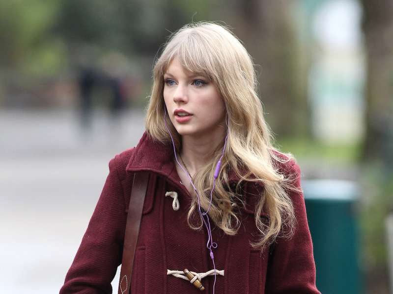 Taylor Swift Visiting The London ZOO Wallpaper