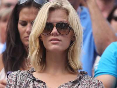 Brooklyn Decker Watching Tenis