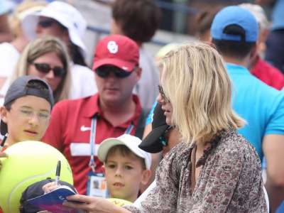 Brooklyn Decker Watching Tenis