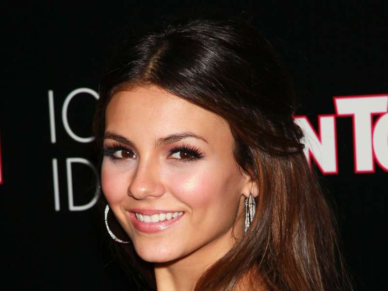 2 Victoria Justice Wallpaper