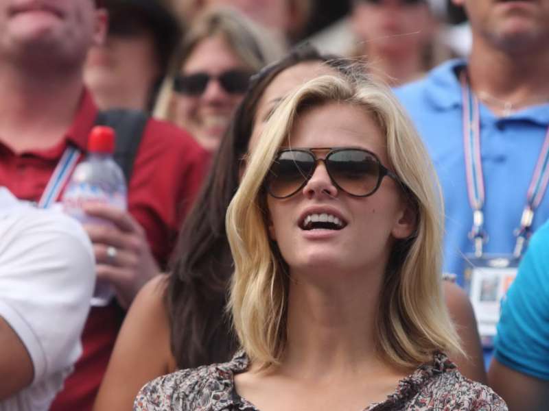 Brooklyn Decker Watching Tenis Wallpaper