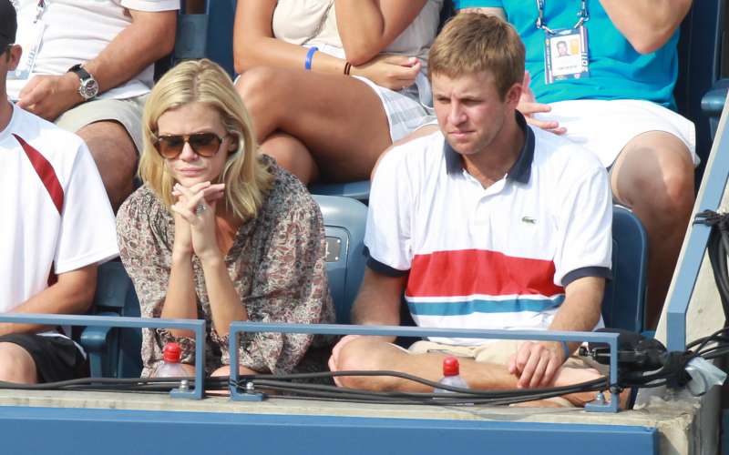 Brooklyn Decker Watching Tenis Wallpaper