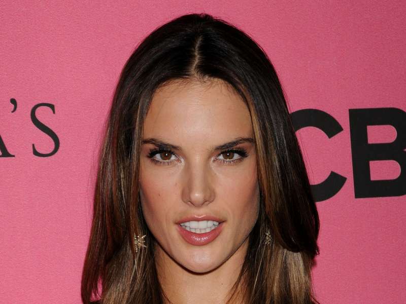 Alessandra Ambrosio At Vicotrias Sectret Show002 Wallpaper