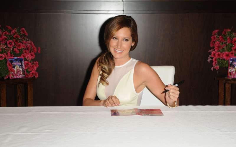 Ashley Tisdale Signing In Barnes And Nobles Wallpaper