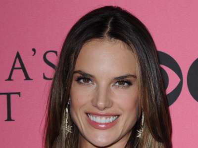 Alessandra Ambrosio At Vicotrias Sectret Show028