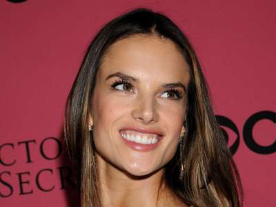 Alessandra Ambrosio At Vicotrias Sectret Show005