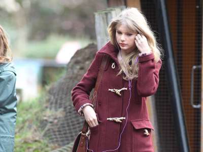 Taylor Swift Visiting The London ZOO