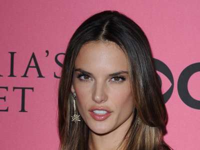 Alessandra Ambrosio At Vicotrias Sectret Show031