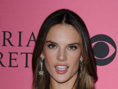 Alessandra Ambrosio At Vicotrias Sectret Show026